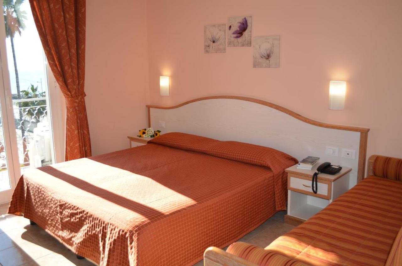 Hotel Moresco Marina dʼMarina dʼAndora Kültér fotó